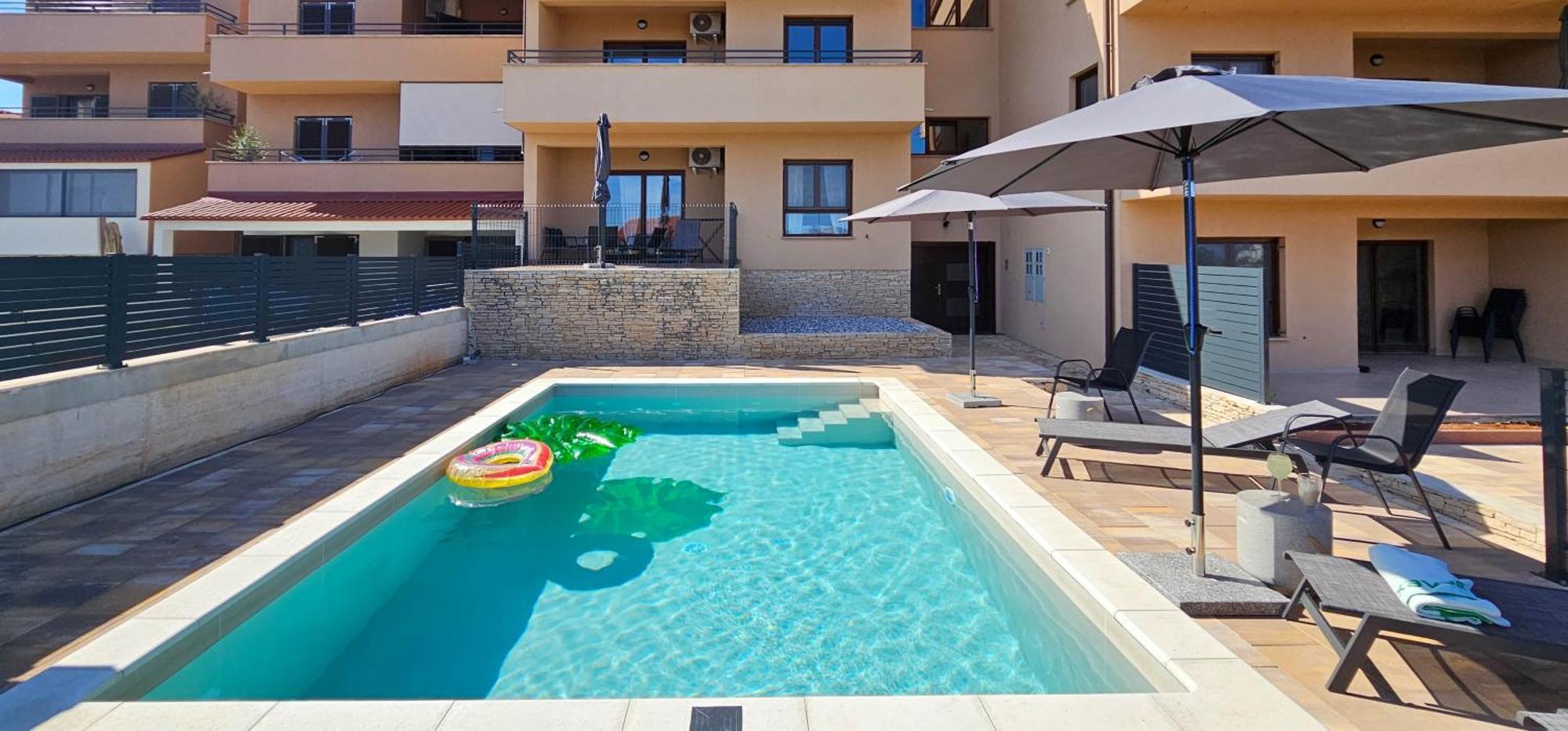 Apartment Bluemare With Shared Pool Liznjan